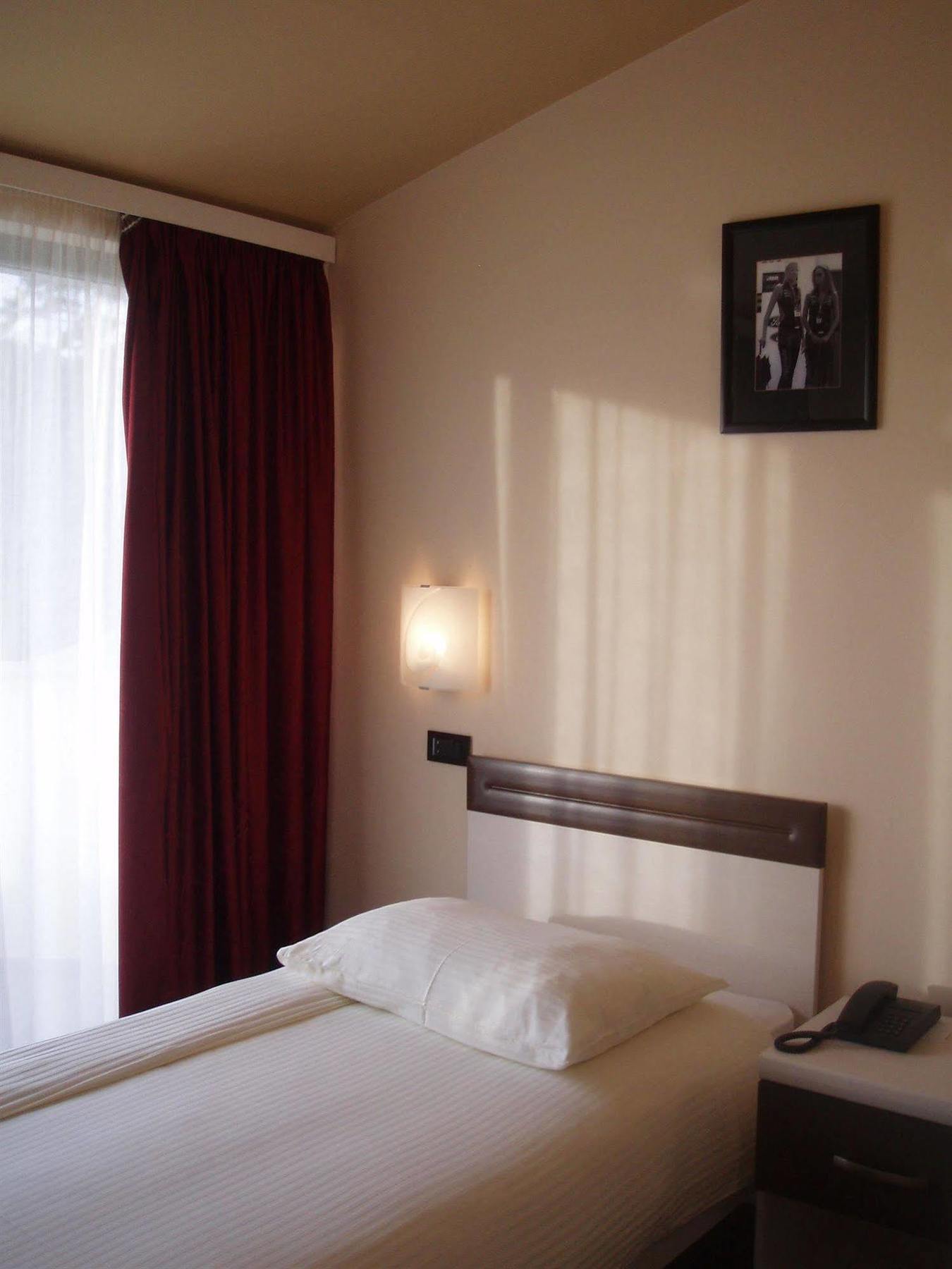 Hotel Fontana Buzet Exterior photo